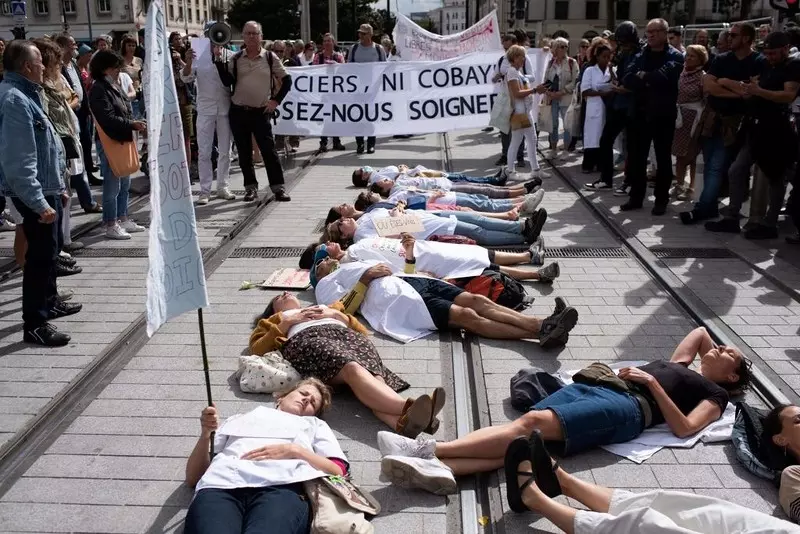 Francja: Ponad 40 tys. osób protestowało przeciwko przepustkom sanitarnym