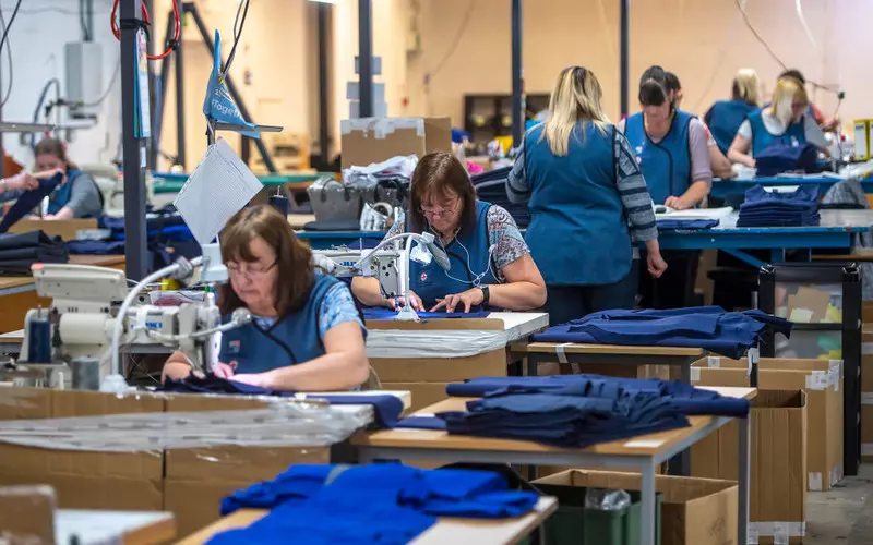 Producenci w UK odrzucają twierdzenia rządu, że zbyt mocno polegali na taniej sile roboczej