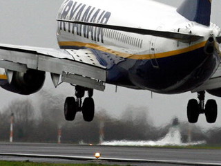 Ryanair: Spanikowany pasażer chciał otworzyć drzwi samolotu