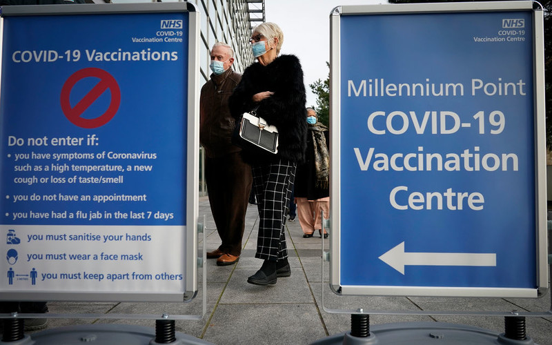 Brytyjscy eksperci: Podawanie trzeciej dawki szczepionki jest zbyt powolne