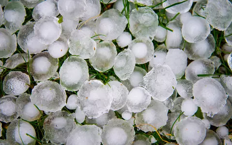 Australia: Grapefruit-sized hail falls on country's west coast