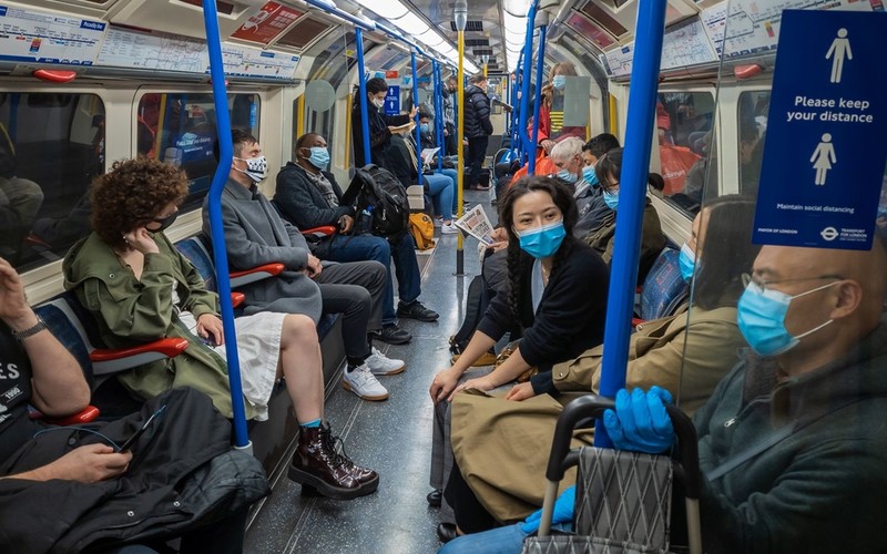Covid: Brits increasingly lax on masks and social mixing