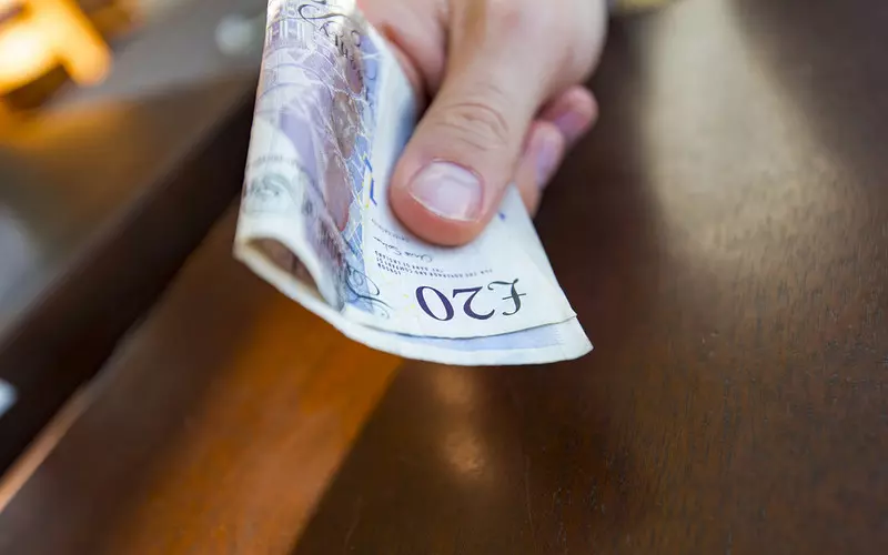 UK: Minimalna stawka godzinowa wynagrodzeń wzrośnie do £9,50 za godzinę