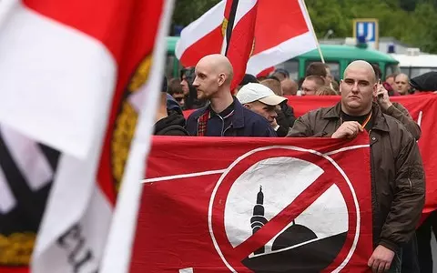 German far-right group attempt to block migrants