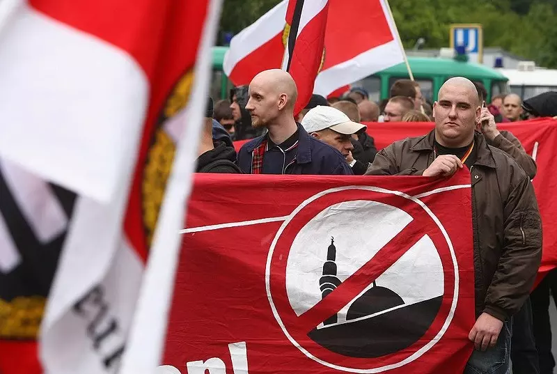 German far-right group attempt to block migrants