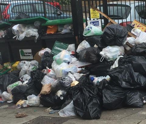 Gmina Ealing tonie w śmieciach. Nowe kubły wprowadzają chaos