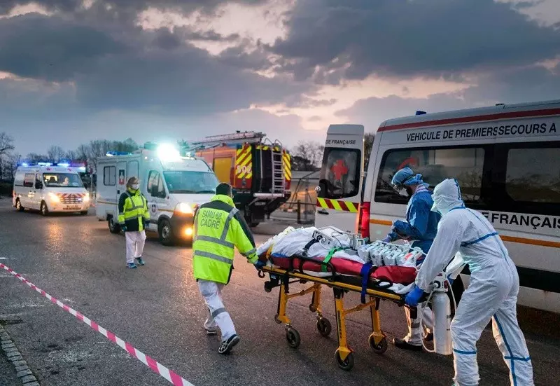 Władze medyczne Francji potwierdzają powrót pandemii