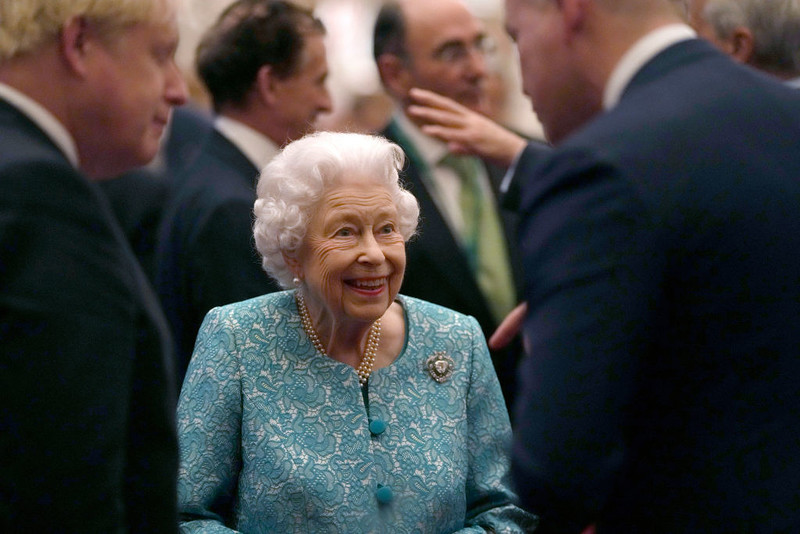 The doctors advised the queen to rest for two more weeks