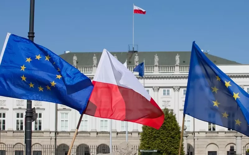 Większość Polaków za Unią Europejską będącą związkiem suwerennych państw