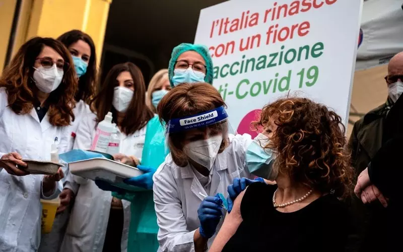 Włochy: Pięć razy mniej zgonów niż w drugiej fali epidemii