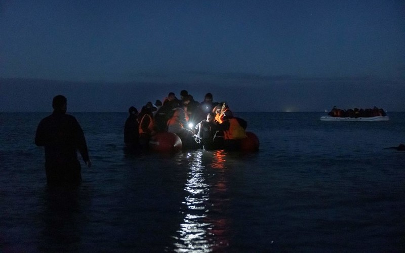 Coraz więcej nielegalnych imigrantów przedostających się przez kanał La Manche