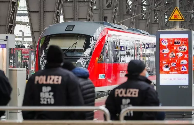 Niemcy: Atak nożownika w pociągu. Są ranni