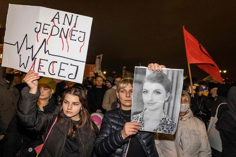 Death of pregnant woman ignites debate about abortion ban in Poland