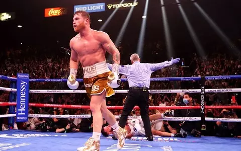 Alvarez knocks out Plant to make super middleweight history