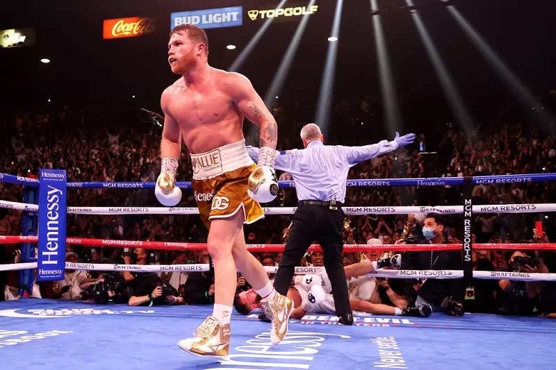 Alvarez knocks out Plant to make super middleweight history