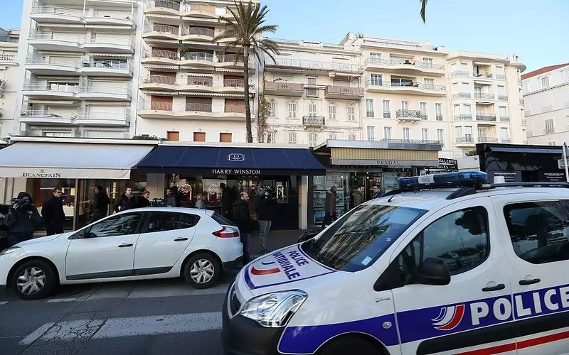 Francja: Policjant ciężko ranny po ataku nożownika w Cannes. Możliwy "wątek terrorystyczny"