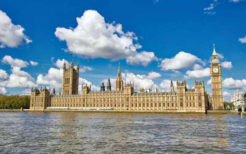 Lobbingowy skandal w brytyjskim parlamencie. Konserwatyści tracą przewagę