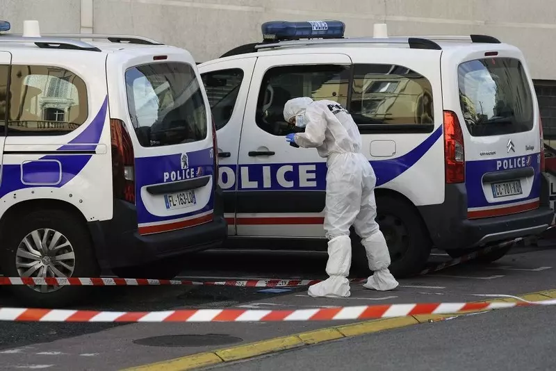 Francja: Trzy osoby zatrzymane po ataku nożownika na policjantów w Cannes