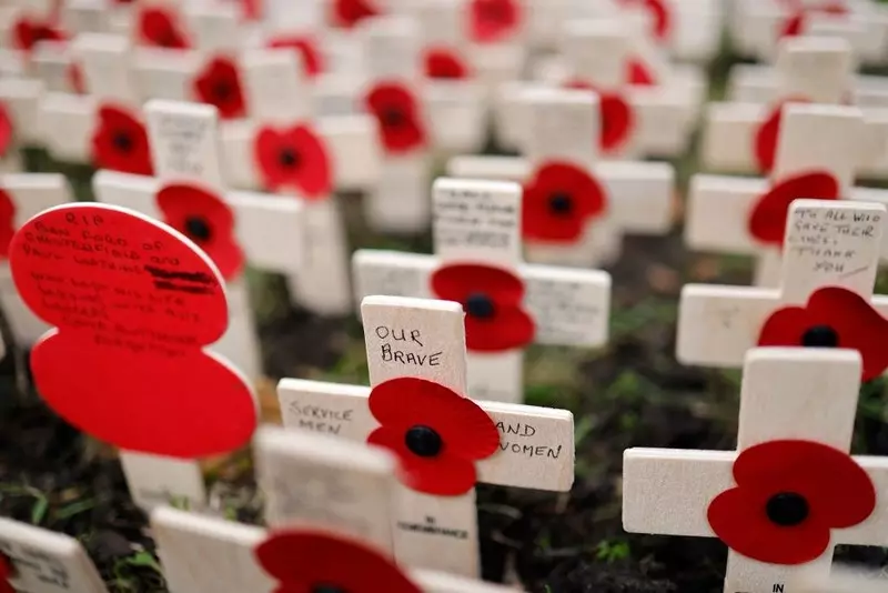 Obchody Remembrance Day: Mieszkańcy UK oddają hołd poległym żołnierzom