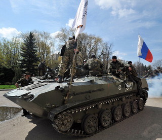 Ukraine troops blocked in Kramatorsk as tension rises