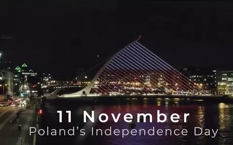 Samuel Beckett Bridge in Dublin lit up in Polish national colours 