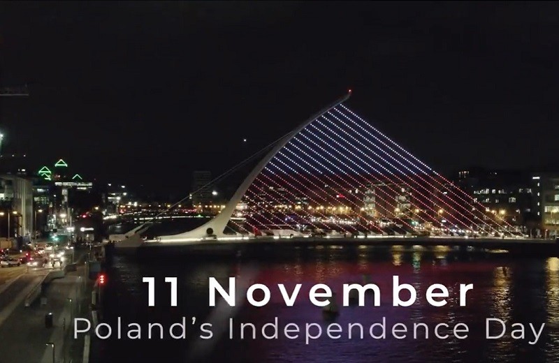 Samuel Beckett Bridge in Dublin lit up in Polish national colours