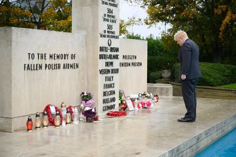 Johnson pod pomnikiem polskich lotników. "Ich poświęcenie nigdy nie zostanie zapomniane" 