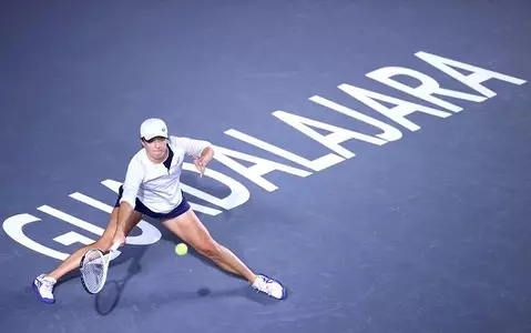 Sabalenka holds off Swiatek in three sets to keep WTA Finals