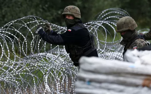 Polish soldiers pelted with stones by Belarusian officers