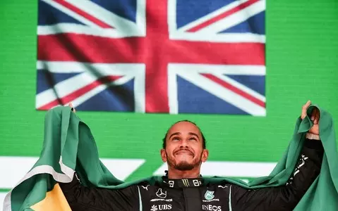 Hamilton wins in Brazil after phenomenal duel with Verstappen