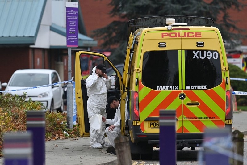 Brytyjska policja: Wybuch taksówki przed szpitalem w Liverpoolu to akt terroru