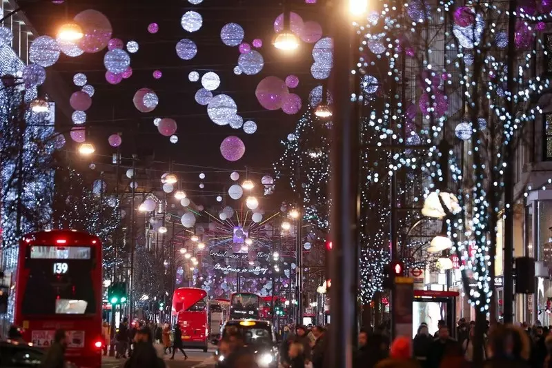 Londyn gotowy do świąt. Na ulicach pojawiły się świąteczne lampki