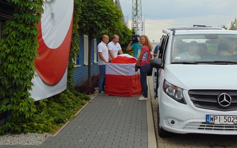 Gigantyczna flaga Polski już w Marsylii. Pokonała 1800 kilometrów