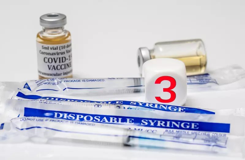 Trzecia dawka szczepionki znacznie zwiększa ochronę przed nowymi wariantami SARS-CoV-2