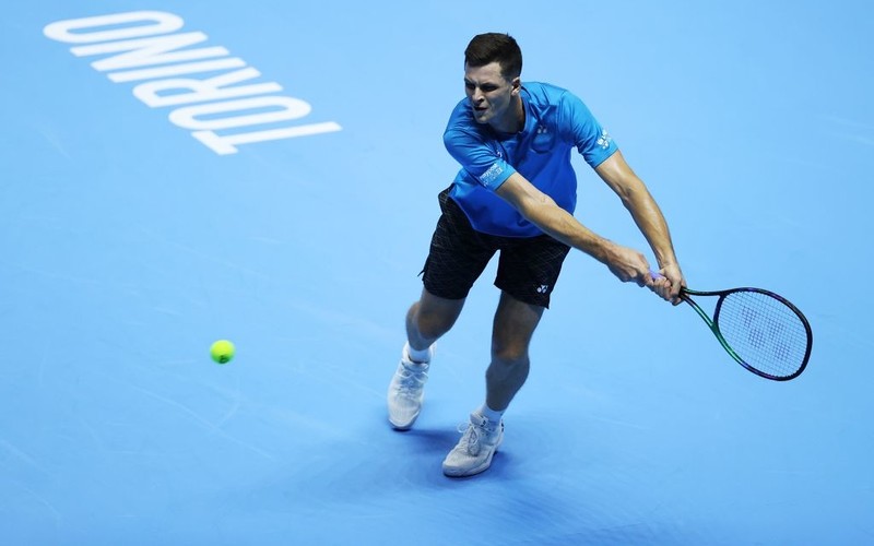 ATP Finals: Hurkacz przegrał z Sinnerem, szanse na półfinał zmalały 