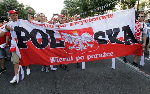Setki kibiców czekają na polskich piłkarzy na lotnisku w Warszawie
