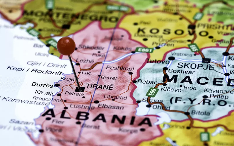 Brytyjski rząd chce odsyłać nielegalnych imigrantów do Albanii