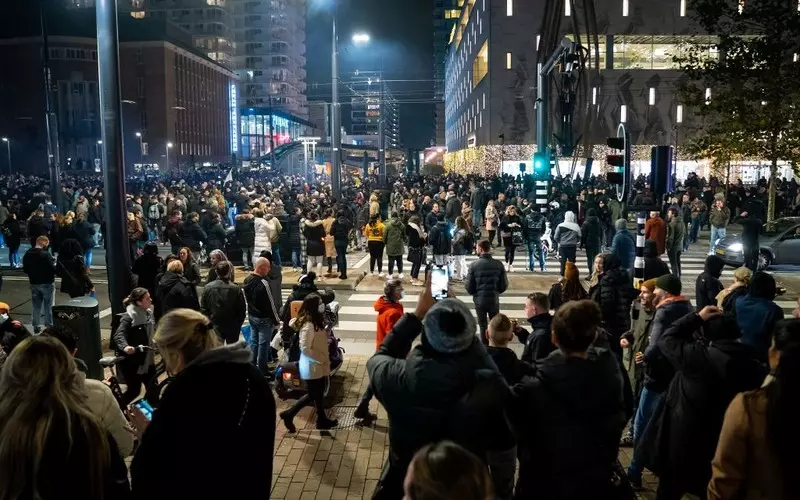 Protest przeciwko lockdownowi w Rotterdamie. Policja strzelała do demonstrantów