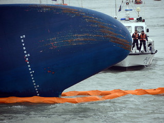 Korean ferry captain investigated for abandoning ship