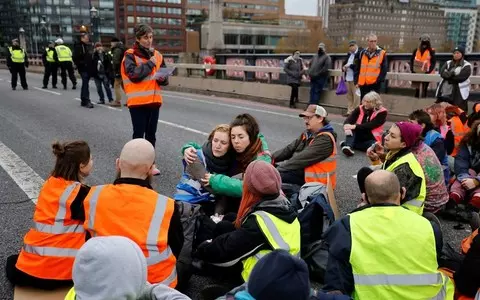 Already 124 people arrested after blocking two bridges in London