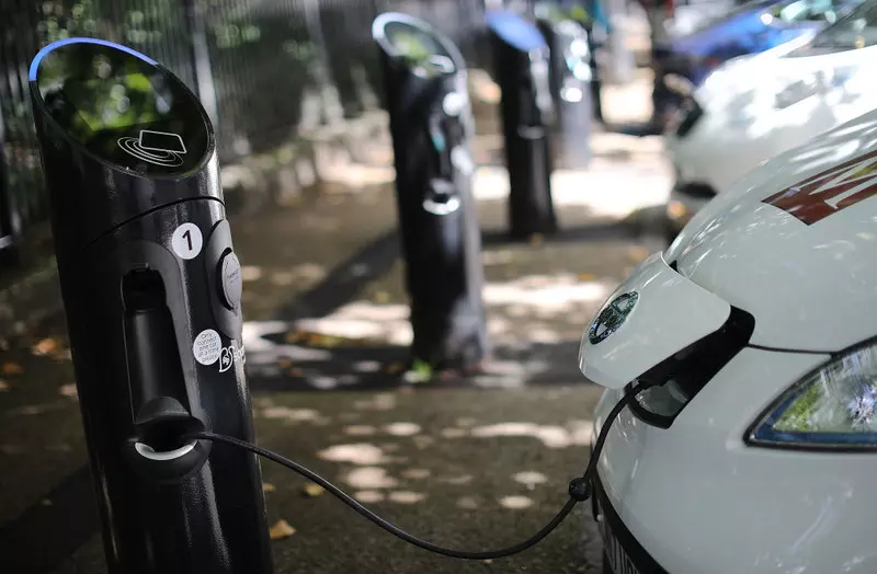 Anglia: Obowiązek instalowania punktów ładowania samochodów elektrycznych w nowych domach