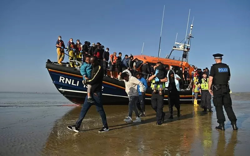 Nielegalni imigranci wciąż przedostają się do UK przez kanał La Manche