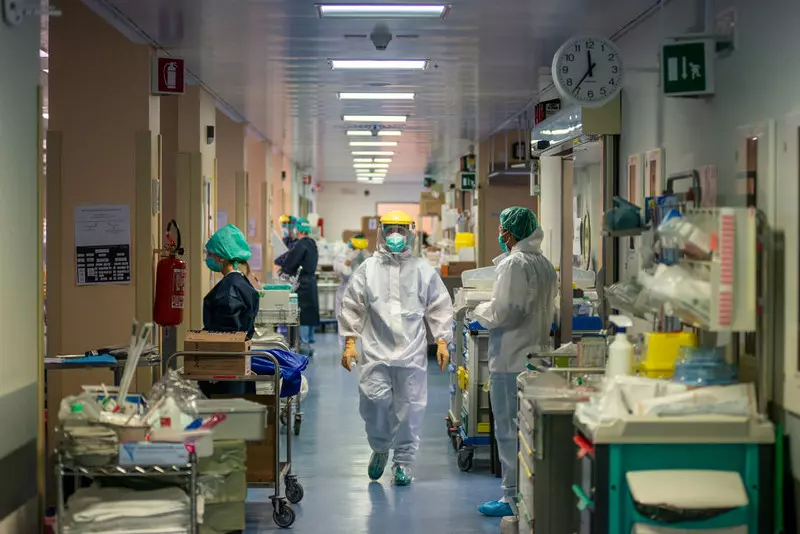 Włochy: Polski naukowiec, który pomógł wyizolować koronawirusa, wyjaśnia obecną sytuację epidemiczną