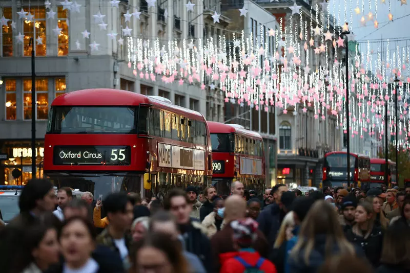 Rząd UK zachęca do testów na koronawirusa przed udaniem się na świąteczne zakupy