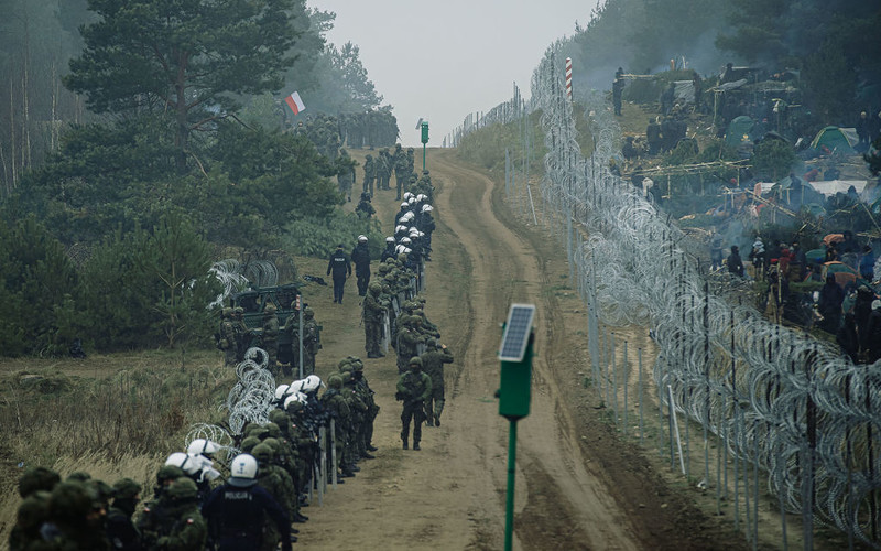Foreigners tried to cross the border near Bialowieza. Two soldiers injured