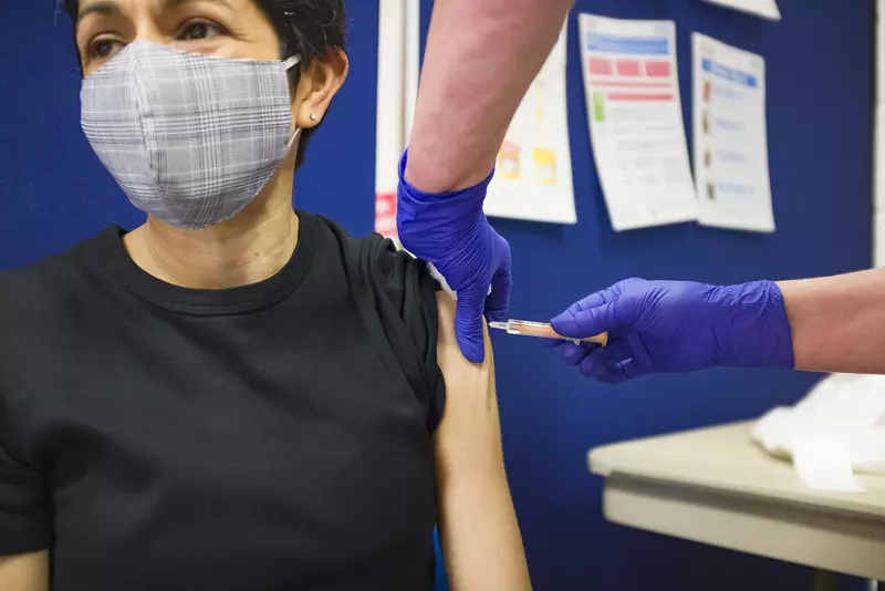 Trzecia dawka szczepionki będzie zaoferowana wszystkim dorosłym w UK