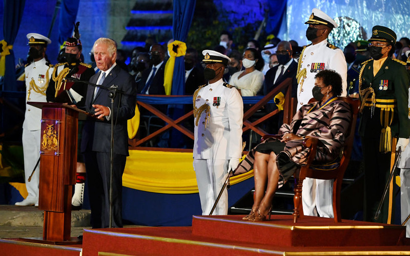 Barbados breaks the personal union with the UK and swears the queen