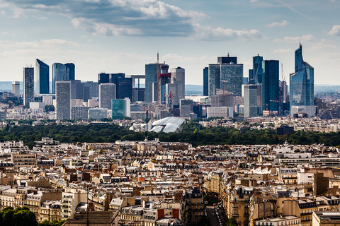 France makes strong bid for banking business poised to leave London