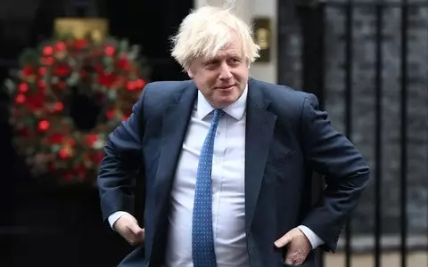 Boris Johnson rejects health official’s advice to reduce festive socialising