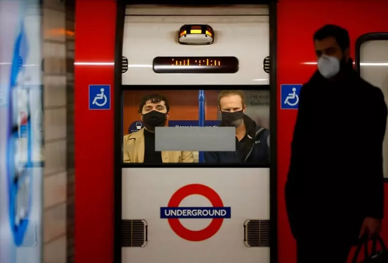 Londyn: Pracownicy metra zaczęli rozdawać mandaty za brak maseczek
